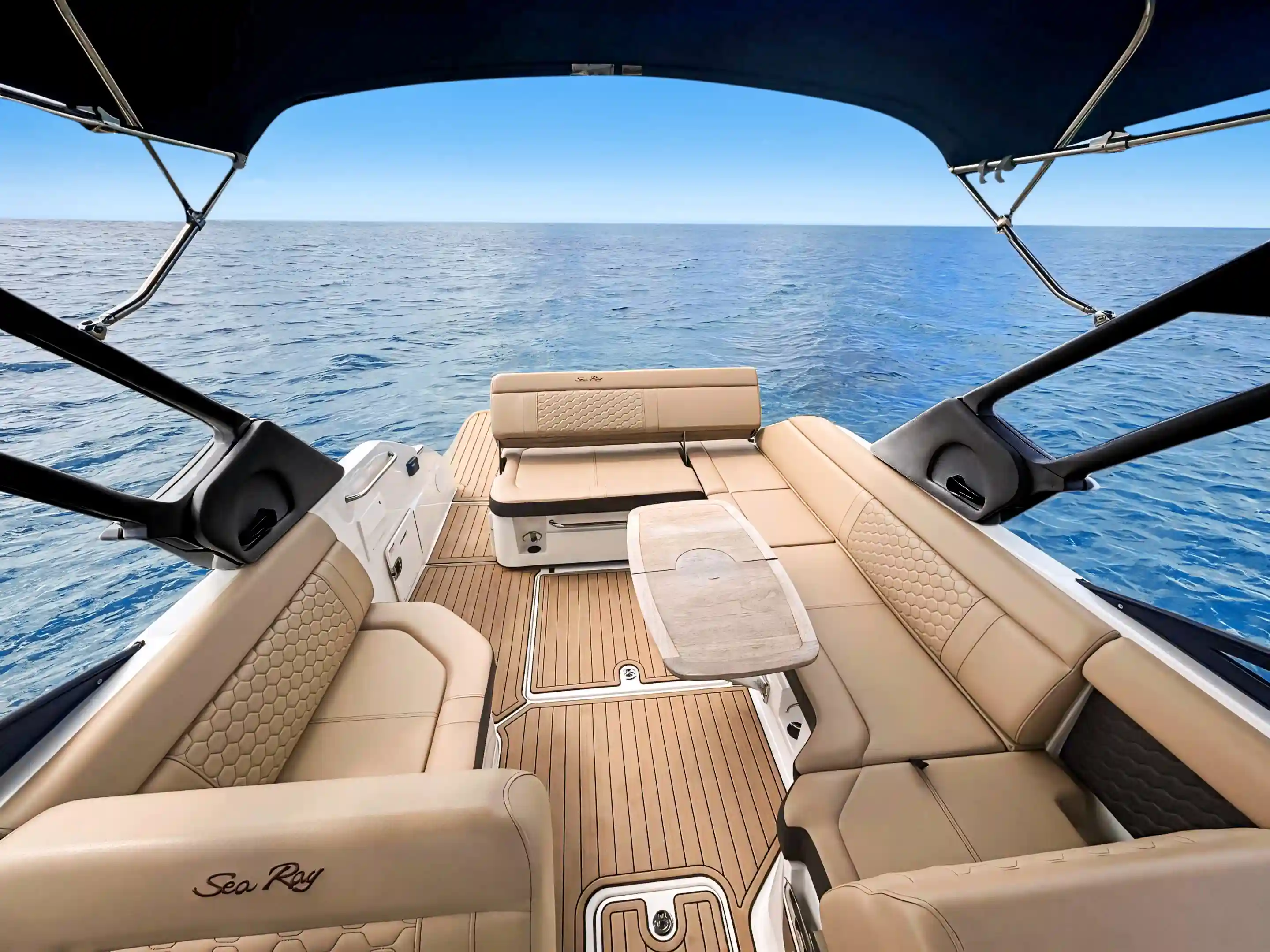 Pont en teck Navy Blue Sea Ray avec assises lounge coussinées et table à manger pliante