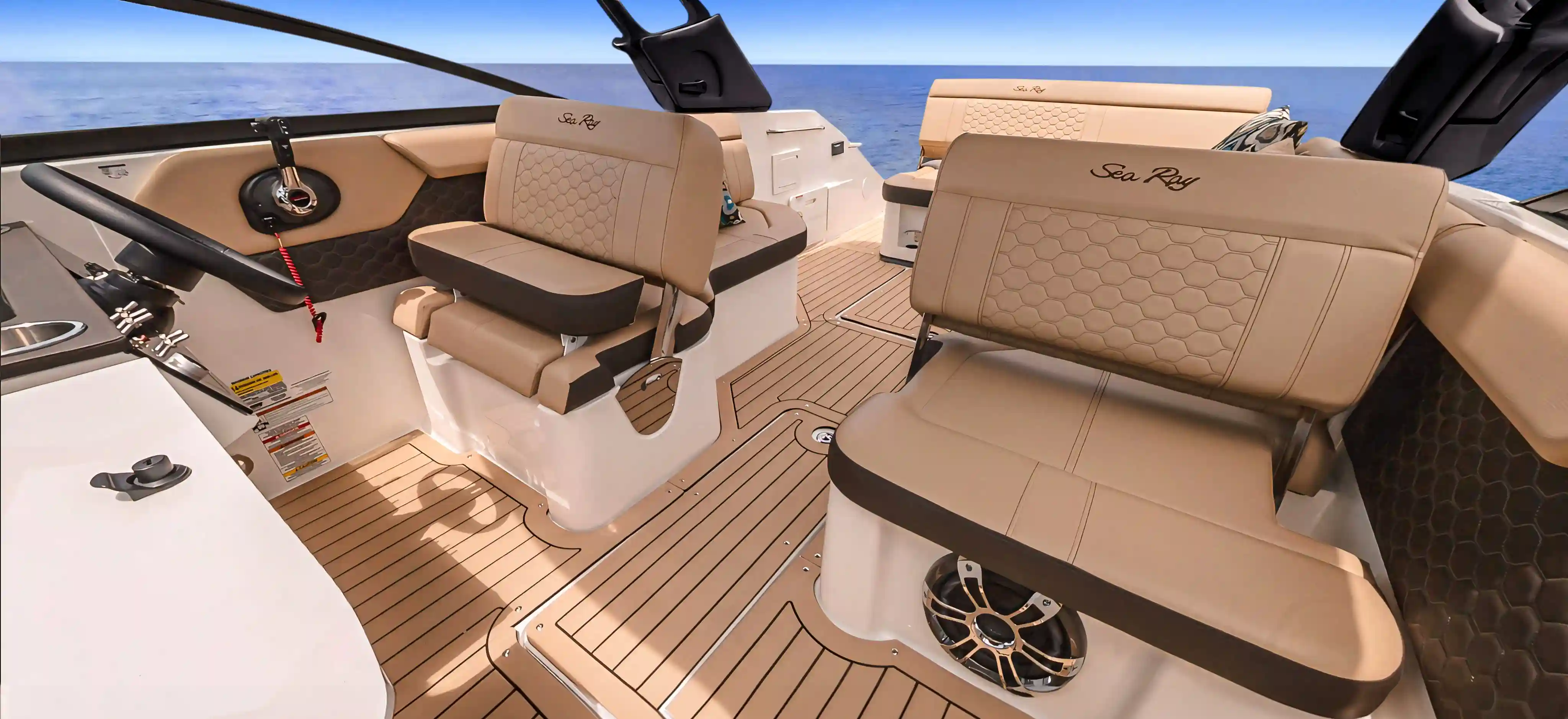 Siège de barre Navy Blue Sea Ray, enceintes intégrées et pont en teck à bord du yacht open