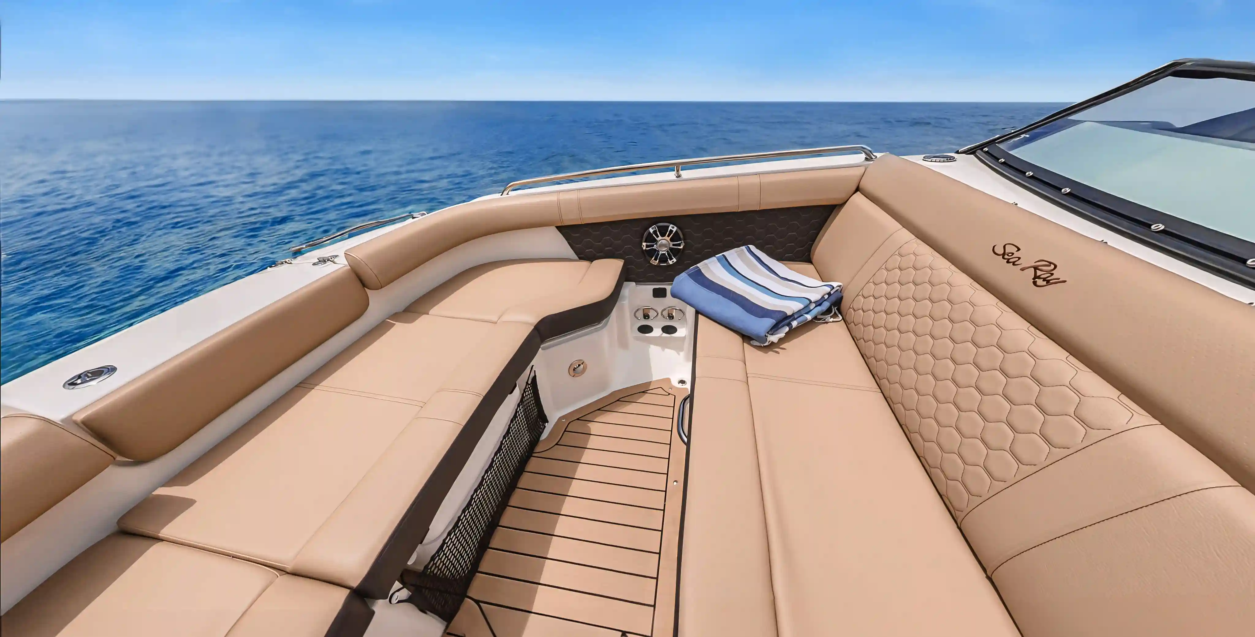 Salon avant Navy Blue Sea Ray avec assises circulaires et pont en teck pour croisières privées